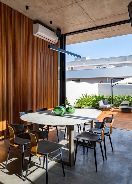 Дом с патио / Caio Persighini Arquitetura - Фотография интерьера, Столовая, Стол, Стул