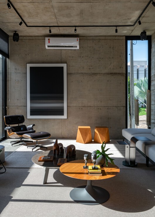 Дом с патио / Caio Persighini Arquitetura - Фотография интерьера, гостиная, стол, окна, стул
