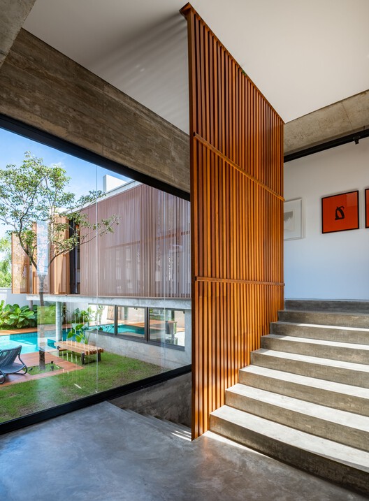 Дом с патио / Caio Persighini Arquitetura - Фотография интерьера, лестница, окна, фасад