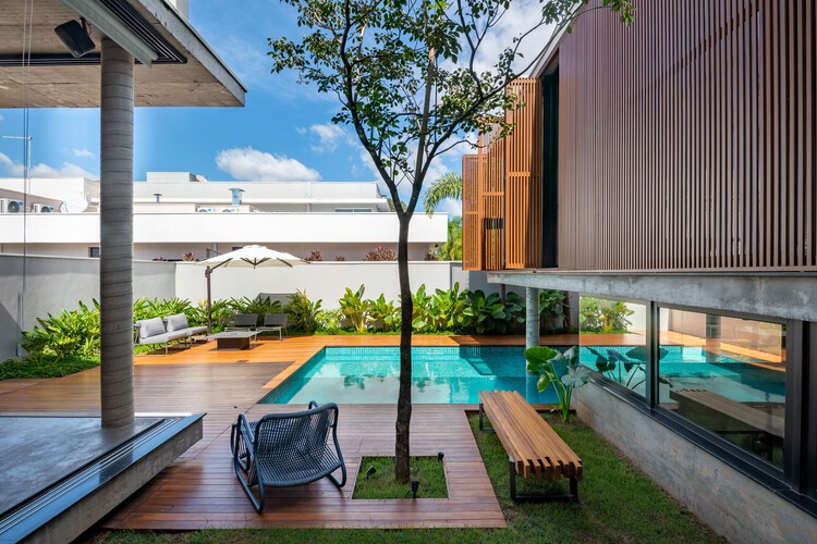Дом с патио / Caio Persighini Arquitetura — фотографии экстерьера