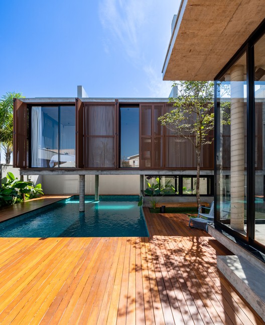 Дом с Патио / Caio Persighini Arquitetura - Фотография Экстерьера, Окна, Фасад, Терраса, Патио, Балка