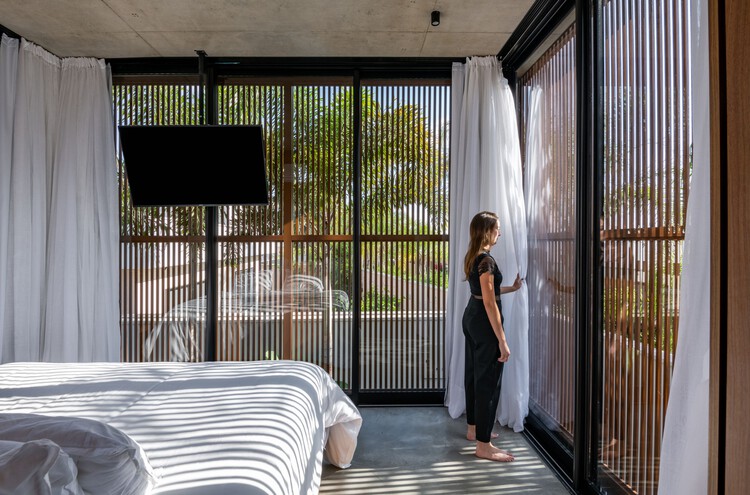 Дом с патио / Caio Persighini Arquitetura - Фотография интерьера, спальня, дерево