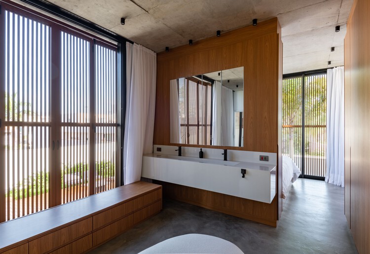 Дом с патио / Caio Persighini Arquitetura - Фотография интерьера, ванная комната, окна, ванна