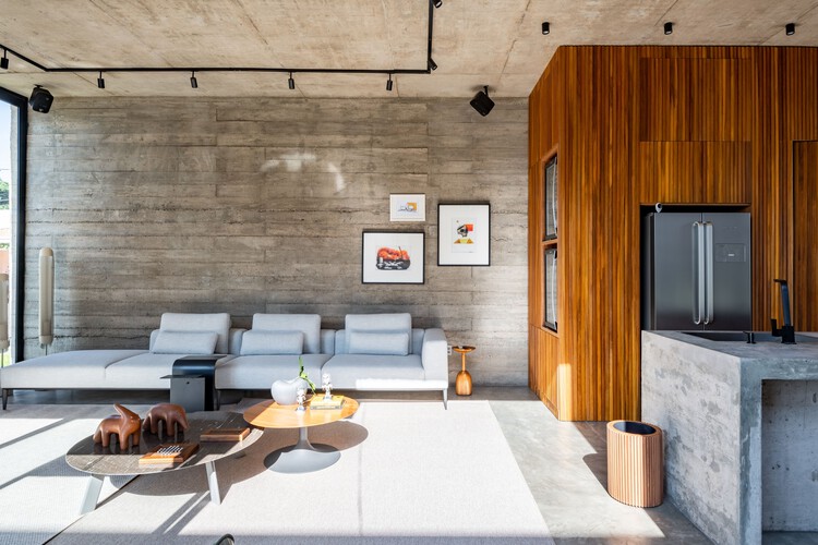 Дом с патио / Caio Persighini Arquitetura - Фотография интерьера, стол, балка, окна