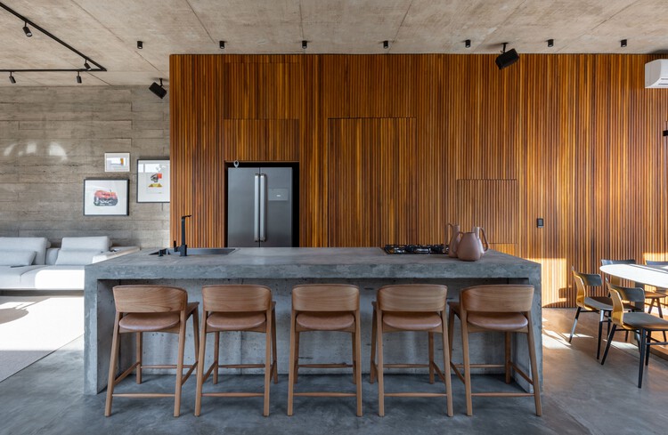Дом с патио / Caio Persighini Arquitetura - Фотография интерьера, стол, стул, балка