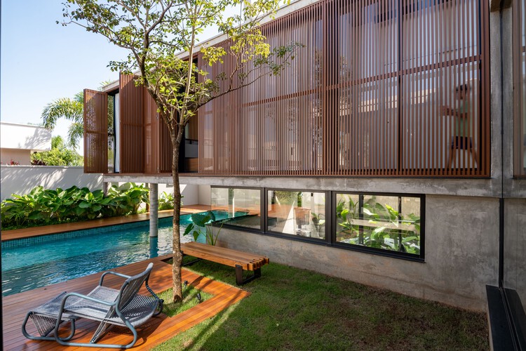 Дом с патио / Caio Persighini Arquitetura - фотография экстерьера, окна, фасад, терраса, сад, патио, двор