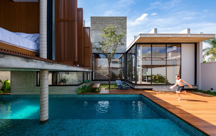 Дом с патио / Caio Persighini Arquitetura - фотография экстерьера, фасад, окна