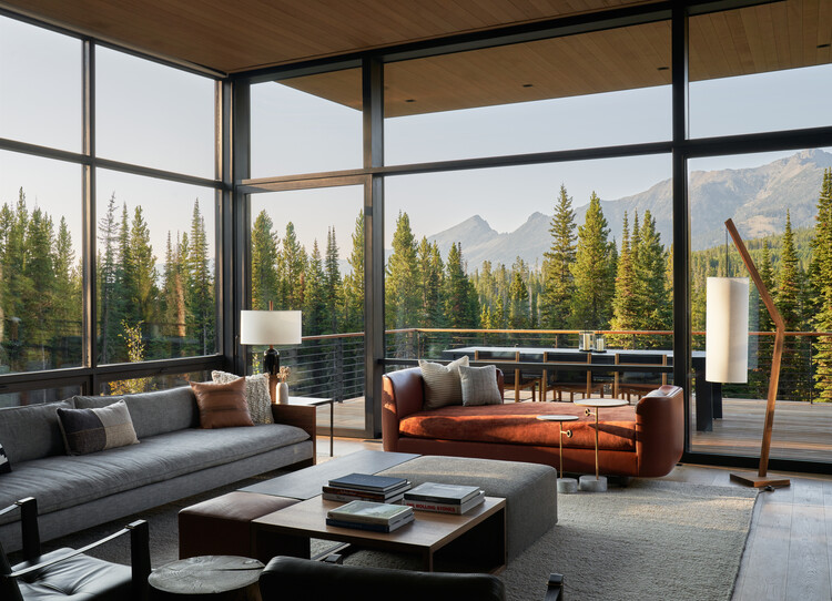Basecamp Residence / CLB Architects — Фотография интерьера, гостиная, стол, диван, окна, патио