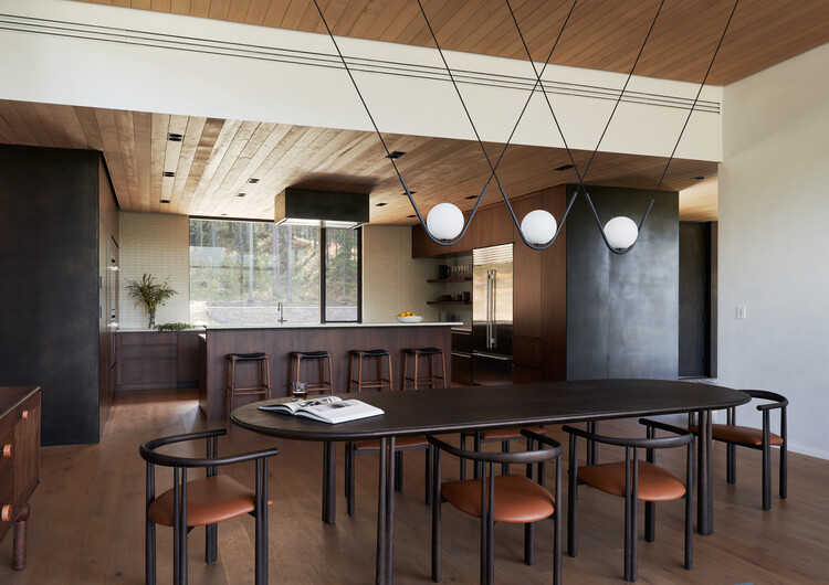 Basecamp Residence / CLB Architects — Фотография интерьера, стол, окна, балка