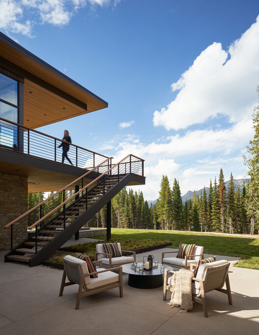Basecamp Residence / CLB Architects — фотография экстерьера, стол, лестница, перила, терраса, патио