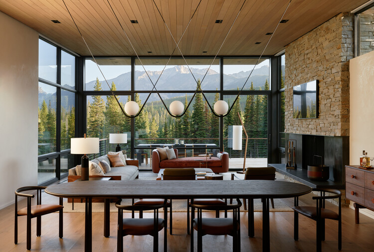 Basecamp Residence / CLB Architects — Фотография интерьера, Столовая, Стол, Стул, Окна, Балка