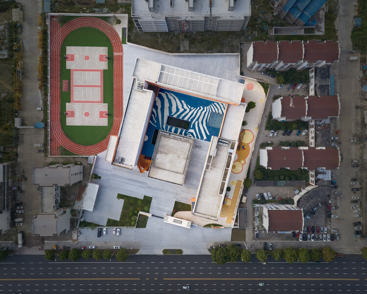 Pony School / L&M Design Lab – Фотография экстерьера, окон, фасада