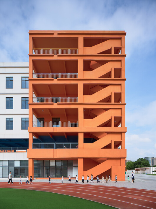 Pony School / L&M Design Lab – Фотография экстерьера, окон, фасада