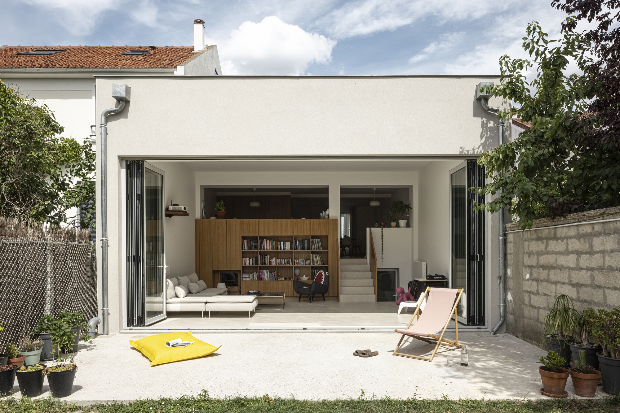 Внутри внешней комнаты / l'atelier Nomadic Architecture Studio