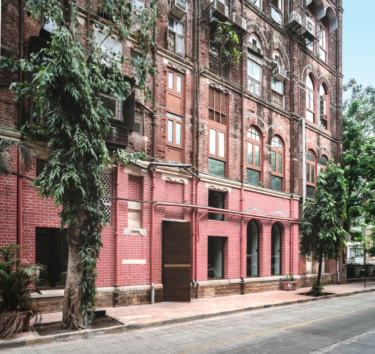 Галерея Tarq / SquareWorks - Фотография экстерьера, Окна, Кирпич, Фасад
