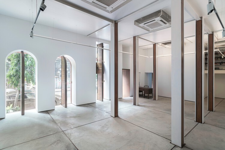 Галерея Tarq / SquareWorks - Фотография интерьера, стекло, фасад, балка, колонна, окна