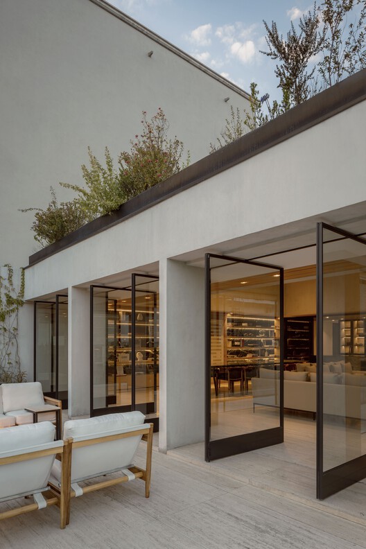 Madre House / Taller David Dana - Фотография интерьера, скамейка, фасад