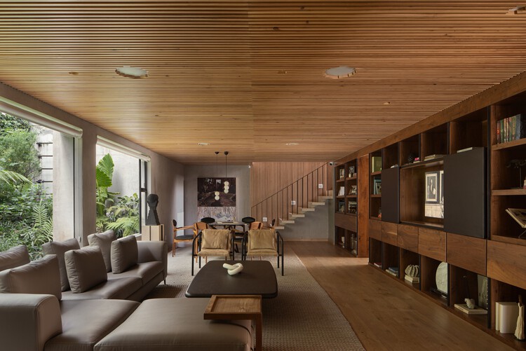 Madre House / Taller David Dana - Фотография интерьера, гостиная, стол, окна, стул, балка
