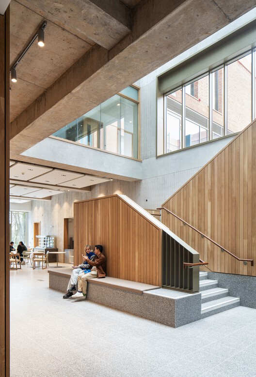 Королевская бизнес-школа / TODD Architects — фотография интерьера, лестницы, окна, фасад, перила