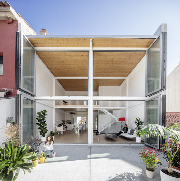 GA House / Narch Arquitectes - Фотография фасада, фасад, окна, балкон, двор
