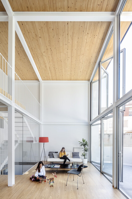 GA House / Narch Arquitectes - Фотография интерьера, Стол, Диван, Освещение, Окна, Фасад, Балка