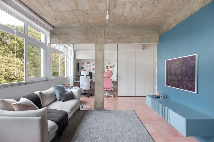 Fit Apartment / CoDA — Фотография интерьера, гостиная, окна