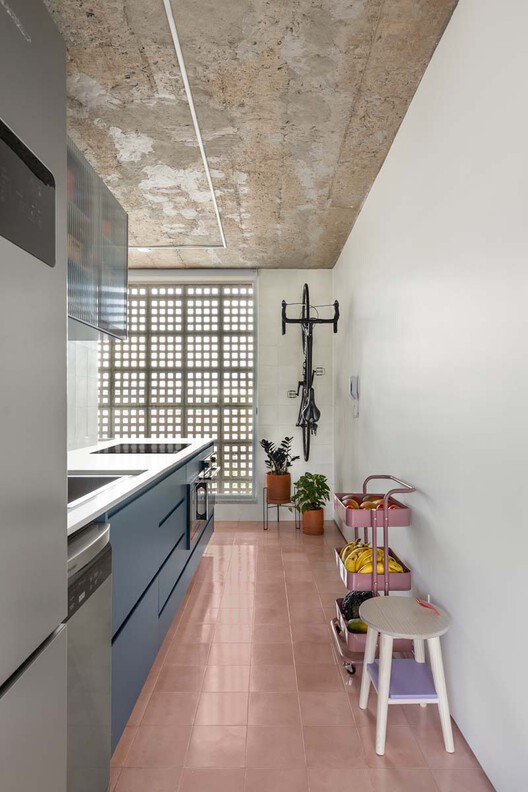 Fit Apartment / CoDA — Фотография интерьера, столешница, раковина, стул, окна