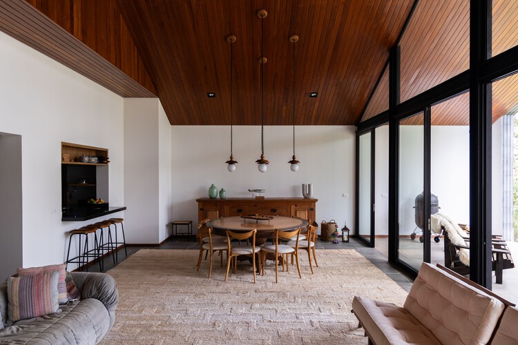 House Lhama – Sítio Toca do Tatu / Luiz Paulo Andrade Arquitetos - Фотография интерьера, Столовая, Стол, Стул, Балка