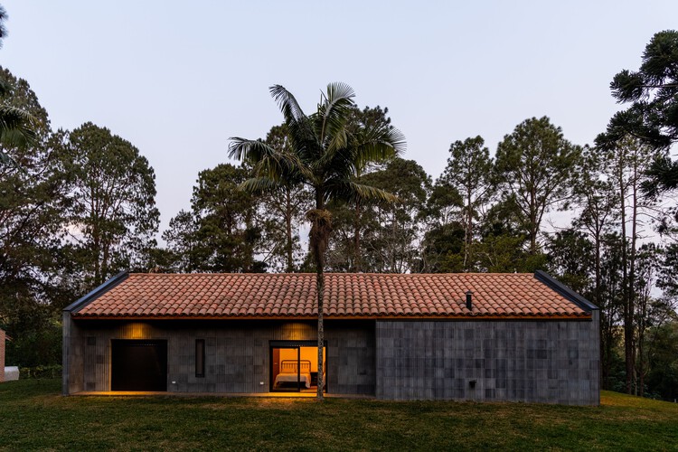 Дом Лхама – Sítio Toca do Tatu / Luiz Paulo Andrade Arquitetos – Фотография экстерьера, окна, лес