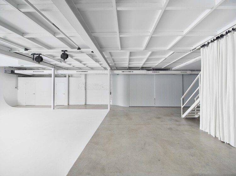 Wannabe Photography Studio / Manu Pages Taller d'Arquitectura - Фотография интерьера, окна, балка