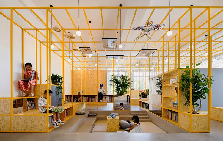 Unity Preschool / Studio Jia — Фотография интерьера, диван, окна, стул, балка