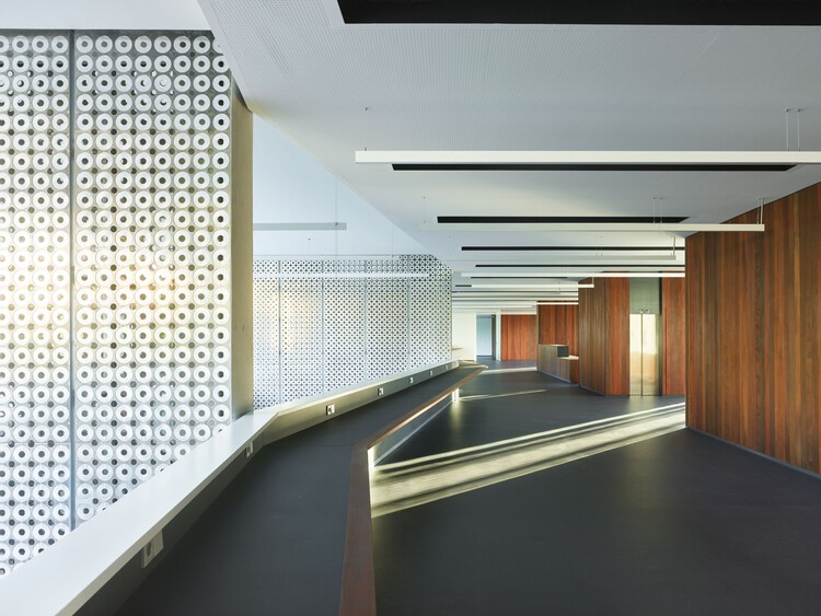 Публичная библиотека Кордовы / Paredes Pedrosa Arquitectos - Фотография интерьера, стекло, перила