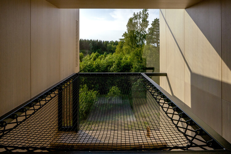 Piil Tree House Retreat / Арсенит - Фотография интерьера, Забор, Фасад, Стекло, Перила