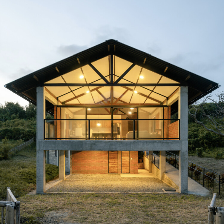 Дом Лос Апосентос / Bernardo Bustamante Arquitectos - Фотография Экстерьера, Окна, Двери, Балки, Фасад