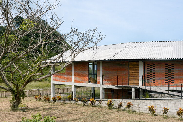 Дом Лос Апосентос / Bernardo Bustamante Arquitectos - Фотография Экстерьера, Окна, Двери, Фасад