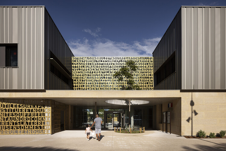 Школа и гимназия Жака Ширака / BPA ARCHITECTURE - Фотография экстерьера, фасад, окна