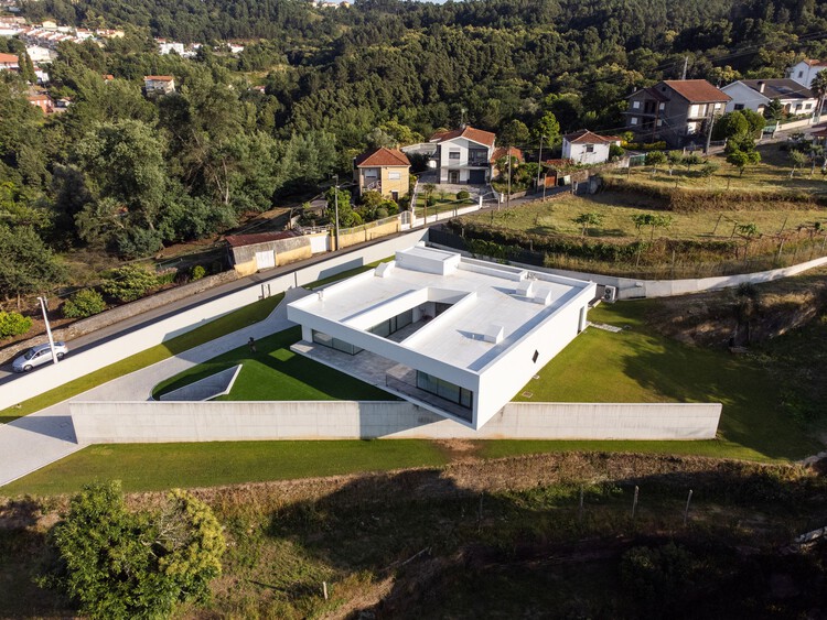 Дом в долине Дору / Logoexisto от Paz da Costa |  Arquitetura + Interiores - Экстерьерная фотография, Сад