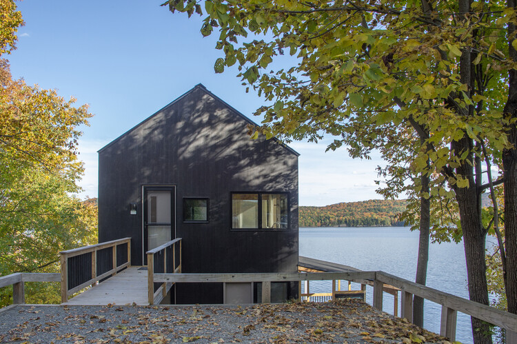 Indian Lake House / PJCArchitecture - Фотография экстерьера, окна, лес