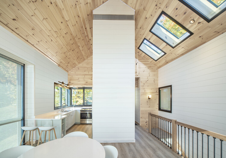 Indian Lake House / PJCArchitecture - Фотография интерьера, окна, стол, балка