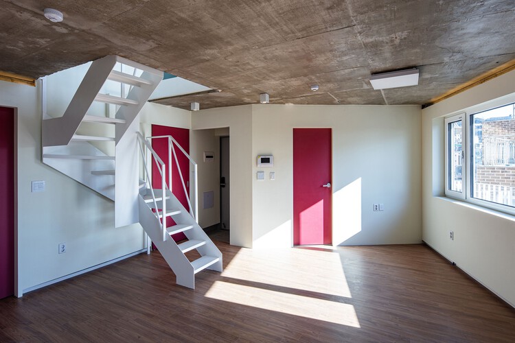 Летающий сказочный дом / O-Scape Architecten - Фотография интерьера, окна, балка, перила