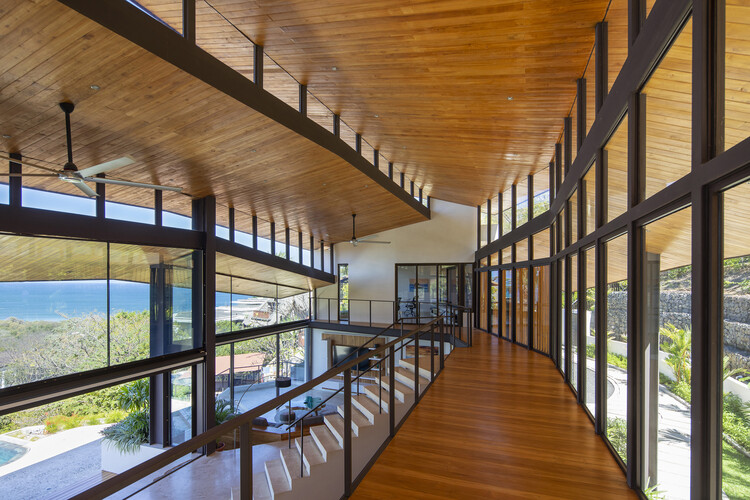 Wave House / LSD Architects — Фотография интерьера, окна, балки