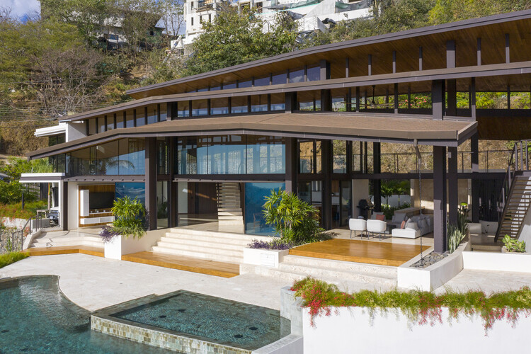 Wave House / LSD Architects - Экстерьерная фотография, фасад, окна, сад, двор, патио