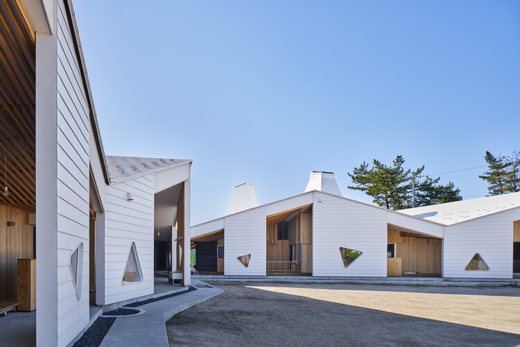 Детский сад YNS Yamaikarashi / Takeru Shoji Architects — фотография экстерьера, фасада, окон