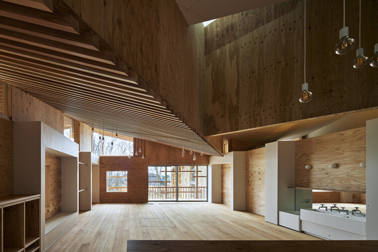 Детский сад YNS Yamaikarashi / Takeru Shoji Architects — фотография интерьера, окна, балки