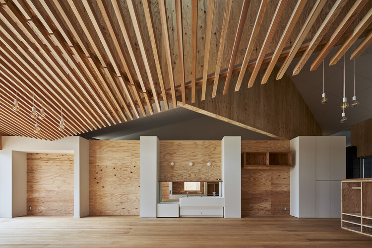 Детский сад YNS Ямайкараси / Takeru Shoji Architects - Фотография интерьера, окна, фасад, балка