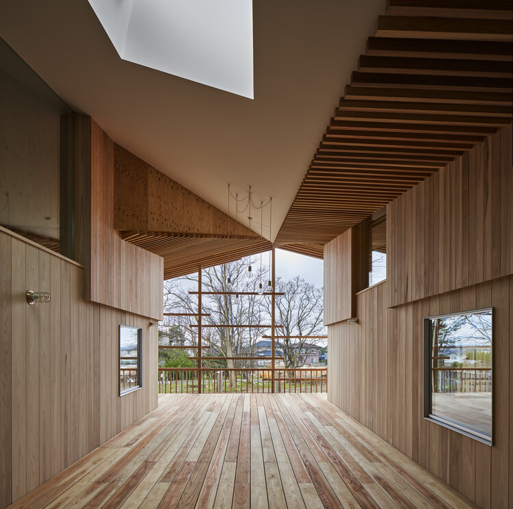 Детский сад YNS Yamaikarashi / Takeru Shoji Architects - Фотография интерьера, окна, дерево, фасад, балка