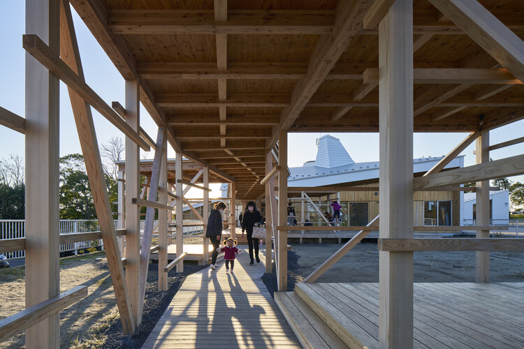 Детский сад YNS Yamaikarashi / Takeru Shoji Architects — фотография интерьера, балка, терраса