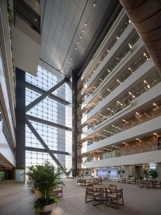Essence Financial Securities / Rocco Design Architects Associates — Фотография интерьера, стул, окна, балка