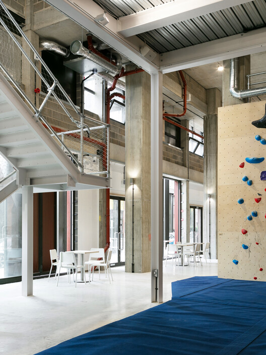Rise Climbing / IDK - Фотография интерьера, балка, окна