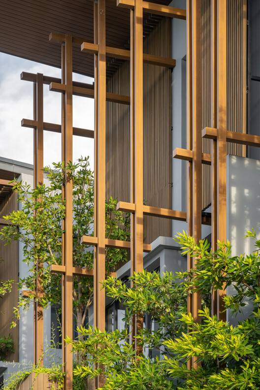 Alive Residence / Sa Ta Na Architects - Фотография экстерьера, окна, фасад, колонна